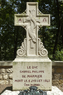 Tombeau de la famille de Marmier : détail de la croix et de l'épitaphe. © Région Bourgogne-Franche-Comté, Inventaire du patrimoine