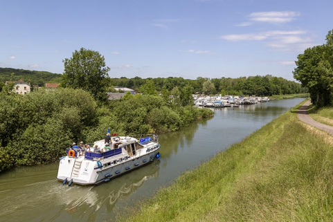 Bateau remontant le canal à hauteur du port de Savoyeux. © Région Bourgogne-Franche-Comté, Inventaire du patrimoine