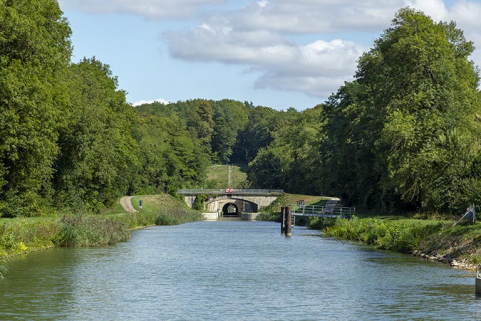 Vue depuis l'aval du canal de navigation et du tunnel en arrière-plan. © Région Bourgogne-Franche-Comté, Inventaire du patrimoine