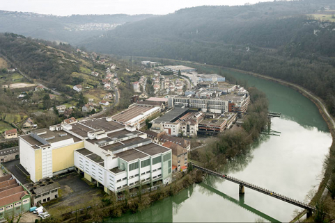 Etat en 2016. Vue d'ensemble plongeante sur les usines B (ateliers d'étirage tergal et d'ourdissage), A et C, depuis l'ouest. © Région Bourgogne-Franche-Comté, Inventaire du patrimoine