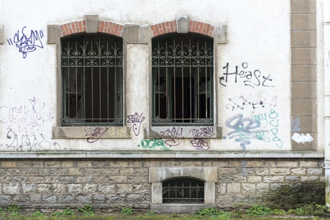 Etat en 2016. Usine A : baies étroites au rez-de-chaussée des bureaux, côté rue. © Région Bourgogne-Franche-Comté, Inventaire du patrimoine