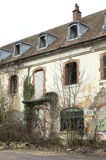 Etat en 2016. Usine A : travées de la façade sur cour des bureaux (extrémité occidentale). © Région Bourgogne-Franche-Comté, Inventaire du patrimoine