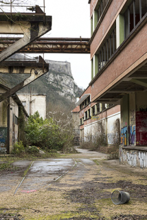 Etat en 2016. Usine A : allée entre le portique du pont roulant et la façade sud de l'étirage tergal. © Région Bourgogne-Franche-Comté, Inventaire du patrimoine