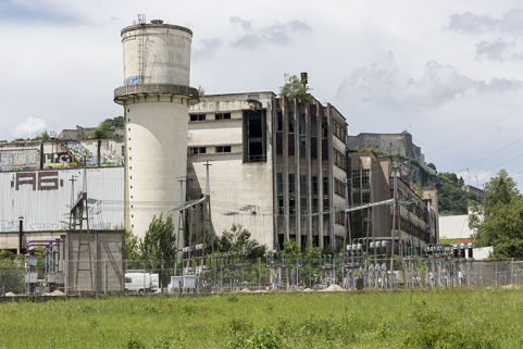 Etat en 2016. Usine A : façade nord de la filature nylon et château d'eau. © Région Bourgogne-Franche-Comté, Inventaire du patrimoine