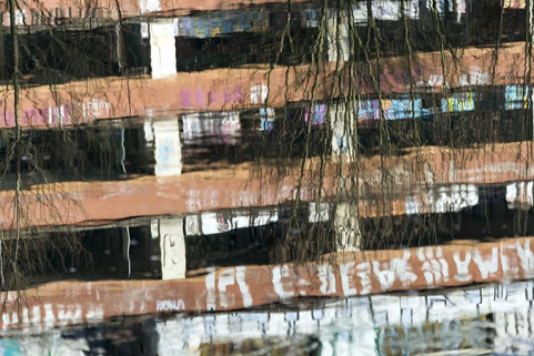 Etat en 2016. Usine A : reflets sur le Doubs de la façade sud de l'atelier d'étirage tergal et nylon. © Région Bourgogne-Franche-Comté, Inventaire du patrimoine