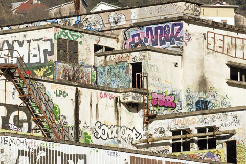 Etat en 2016. Usine A : tags sur l'atelier d'étirage tergal et nylon. © Région Bourgogne-Franche-Comté, Inventaire du patrimoine