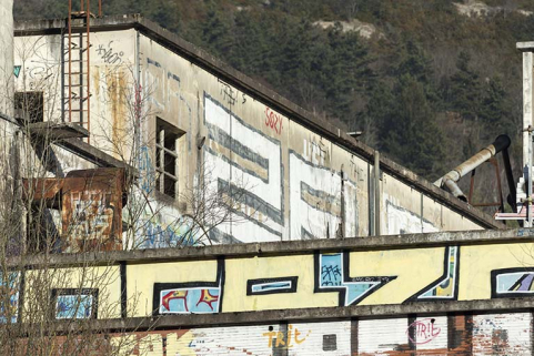 Etat en 2016. Usine A : tags sur l'atelier d'étirage tergal. © Région Bourgogne-Franche-Comté, Inventaire du patrimoine