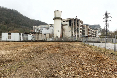 Etat en 2016. Usine A : vue d'ensemble de l'extrémité orientale, depuis l'emplacement de l'atelier de fabrication oriental (Z) détruit. © Région Bourgogne-Franche-Comté, Inventaire du patrimoine