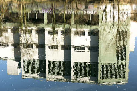 Etat en 2016. Usine B : reflets sur le Doubs de la façade des ateliers d'étirage tergal et d'ourdissage. © Région Bourgogne-Franche-Comté, Inventaire du patrimoine