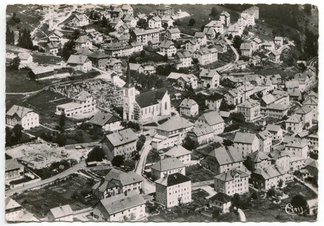 Villers-le-Lac (Doubs) - Vue aérienne. 22173 - Le Centre du Pays, 1952. La maison est visible entre deux autres, à la verticale de l'angle supérieur du cimetière. © Région Bourgogne-Franche-Comté, Inventaire du patrimoine Villers-le-Lac (Doubs) - Vue aérienne. 22173 - Le Centre du Pays, 1952. La maison est visible entre deux autres, à la verticale de l'angle supérieur du cimetière. © Région Bourgogne-Franche-Comté, Inventaire du patrimoine