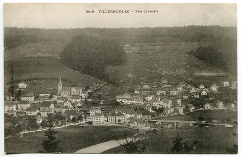 2419. Villers-le-Lac - Vue générale [vue d'ensemble du village depuis le sud-ouest], entre 1898 et 1903. Le bâtiment, à droite, est coiffé d'une terrasse. © Région Bourgogne-Franche-Comté, Inventaire du patrimoine