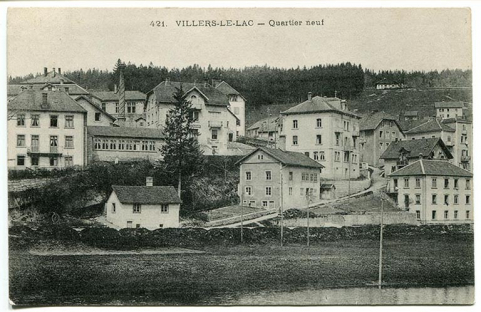 421. Villers-le-Lac - Quartier neuf [les rues du Doubs et du Lac vues de la rive droite], 1er quart 20e siècle [entre 1905 et 1912]. Le bâtiment est visible au centre. © Région Bourgogne-Franche-Comté, Inventaire du patrimoine