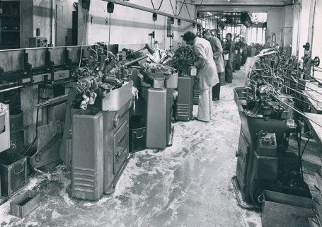[Intérieur de l'atelier de décolletage], 1978. Daniel Binétruy est au premier plan, Louis au deuxième. © Région Bourgogne-Franche-Comté, Inventaire du patrimoine