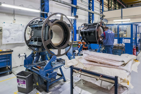 Atelier de bobinage. Montage des barres de cuivre. © Région Bourgogne-Franche-Comté, Inventaire du patrimoine