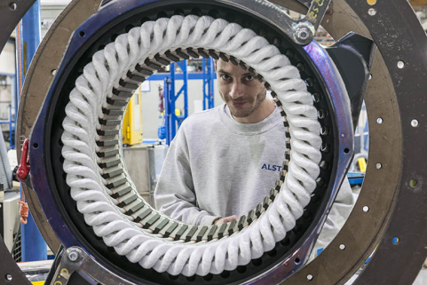 Atelier de bobinage. Montage des barres de cuivre sur un stator. © Région Bourgogne-Franche-Comté, Inventaire du patrimoine