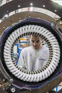 Atelier de bobinage. Montage des barres de cuivre sur un stator. © Région Bourgogne-Franche-Comté, Inventaire du patrimoine