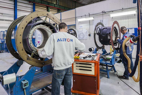 Atelier de bobinage. Montage des barres de cuivre sur les stators. © Région Bourgogne-Franche-Comté, Inventaire du patrimoine