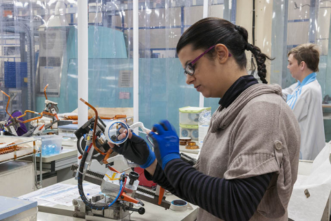 Isolation manuelle des barres de cuivre. © Région Bourgogne-Franche-Comté, Inventaire du patrimoine