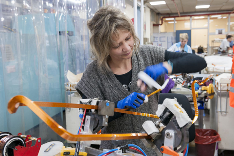 Isolation manuelle des barres de cuivre. © Région Bourgogne-Franche-Comté, Inventaire du patrimoine