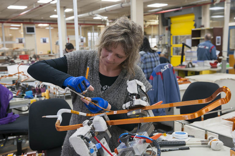 Isolation manuelle des barres de cuivre. © Région Bourgogne-Franche-Comté, Inventaire du patrimoine