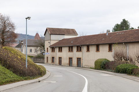 Bâtiments sur rue, abritant à l'origine la conciergerie, les bureaux et le magasin général. © Région Bourgogne-Franche-Comté, Inventaire du patrimoine