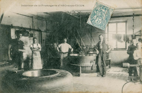 Intérieur de la fromagerie d'Arc-sous-Cicon, carte postale, s.d. [début 20e siècle] © Région Bourgogne-Franche-Comté, Inventaire du patrimoine