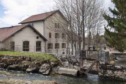 Le moulin vu depuis la retenue. © Région Bourgogne-Franche-Comté, Inventaire du patrimoine