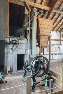 Deuxième étage. Silo, trémie et treuil du monte-sac. © Région Bourgogne-Franche-Comté, Inventaire du patrimoine