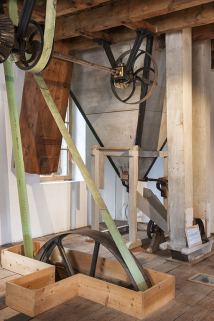 Deuxième étage. Détail du système de transmission par poulies et courroies. © Région Bourgogne-Franche-Comté, Inventaire du patrimoine