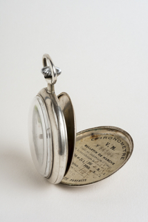 Vue de profil, fond et cuvette ouverts. Le bulletin de marche est visible dans le fond. © Région Bourgogne-Franche-Comté, Inventaire du patrimoine