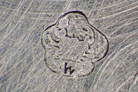Poinçon au crabe avec le différent de Besançon entre les pattes, insculpé sur le fond. © Région Bourgogne-Franche-Comté, Inventaire du patrimoine
