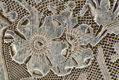 Face inférieure : détail de la gravure (fleur). © Région Bourgogne-Franche-Comté, Inventaire du patrimoine