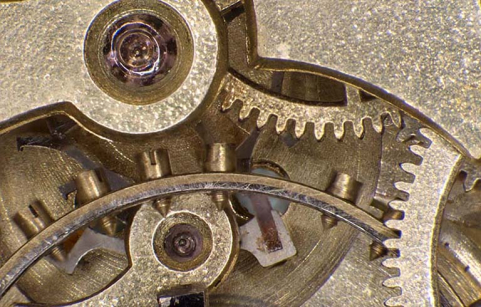 Mouvement, détails : contre-pivot en rubis, balancier à vis, ancre (avec ses palettes en rubis) et roue d'ancre. © Région Bourgogne-Franche-Comté, Inventaire du patrimoine