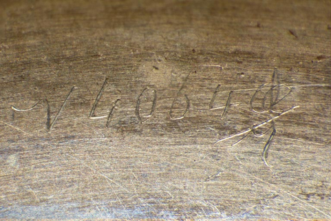 Inscription manuscrite dans le fond. © Région Bourgogne-Franche-Comté, Inventaire du patrimoine