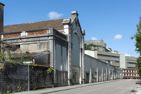 Etat en 2016. Usine A : façade sur rue de la chaufferie, vue en enfilade. © Région Bourgogne-Franche-Comté, Inventaire du patrimoine