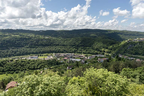 Vue d'ensemble plongeante sur le site, depuis le nord. © Région Bourgogne-Franche-Comté, Inventaire du patrimoine