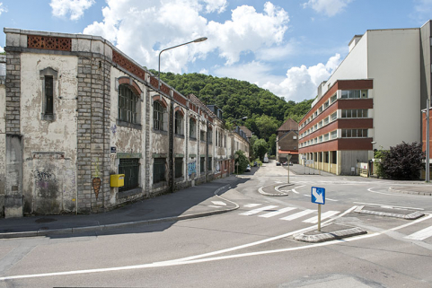 Etat en 2016. Rue séparant l'usine A (à gauche) de l'usine B (à droite), depuis la place Guyon. © Région Bourgogne-Franche-Comté, Inventaire du patrimoine