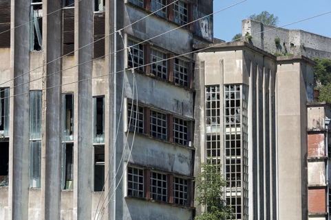 Etat en 2016. Usine A : détail de la façade nord de la filature nylon, depuis le poste de transformation à l'est. © Région Bourgogne-Franche-Comté, Inventaire du patrimoine