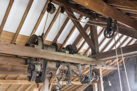 Etage en surcroît. Système de transmission et d'enroulement du monte-sac. © Région Bourgogne-Franche-Comté, Inventaire du patrimoine Etage en surcroît. Système de transmission et d'enroulement du monte-sac. © Région Bourgogne-Franche-Comté, Inventaire du patrimoine
