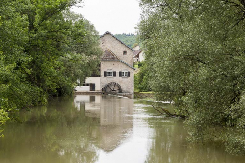 Vue d'ensemble depuis l'amont du Lison. © Région Bourgogne-Franche-Comté, Inventaire du patrimoine