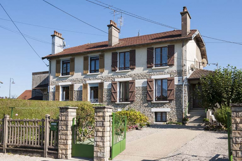 Façade antérieure d'une habitation à quatre logements. © Région Bourgogne-Franche-Comté, Inventaire du patrimoine