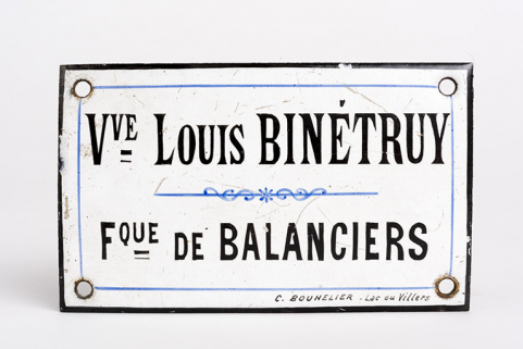 Plaque émaillée de la Fabrique de balanciers Veuve Louis Binétruy. © Région Bourgogne-Franche-Comté, Inventaire du patrimoine Plaque émaillée de la Fabrique de balanciers Veuve Louis Binétruy. © Région Bourgogne-Franche-Comté, Inventaire du patrimoine