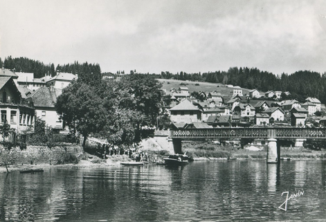 118 - Frontière franco-suisse. Villers-le-Lac. Le pont et l'embarcadère de l'hôtel de France, entre 1938 et 1951. © Région Bourgogne-Franche-Comté, Inventaire du patrimoine 118 - Frontière franco-suisse. Villers-le-Lac. Le pont et l'embarcadère de l'hôtel de France, entre 1938 et 1951. © Région Bourgogne-Franche-Comté, Inventaire du patrimoine