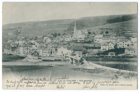 Lac ou Villers - Vue générale [le village, depuis l'est], 1902 ou 1903. Le bâtiment est visible au premier plan à droite. © Région Bourgogne-Franche-Comté, Inventaire du patrimoine