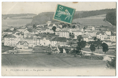 1 Villers-le-Lac. - Vue générale [vue d'ensemble, depuis l'est], 1er quart 20e siècle. Le bâtiment est visible au centre, sous le timbre. © Région Bourgogne-Franche-Comté, Inventaire du patrimoine