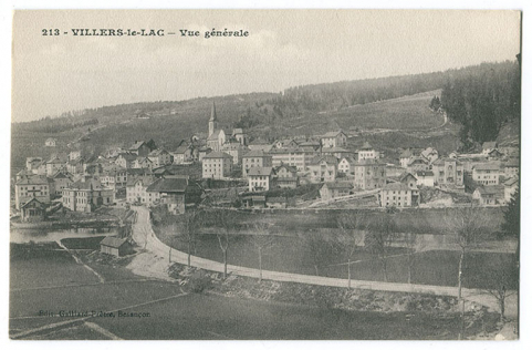 213 - Villers-le-Lac - Vue générale [vue d'ensemble, depuis l'est], 1er quart 20e siècle. Le bâtiment est visible au centre, sous l'église. © Région Bourgogne-Franche-Comté, Inventaire du patrimoine