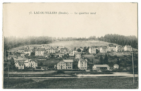 73. Lac-ou-Villers (Doubs). - Le quartier neuf [vu de l'est], 2e quart 20e siècle [vers 1925-1927]. Seul existe le premier bâtiment (au centre à gauche). © Région Bourgogne-Franche-Comté, Inventaire du patrimoine