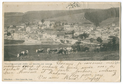 Villers-le-Lac près la chute du Doubs [vue d'ensemble du village depuis la rive droite, en amont du pont], 1898 ou 1899. Le bâtiment est visible dans la partie droite. © Région Bourgogne-Franche-Comté, Inventaire du patrimoine