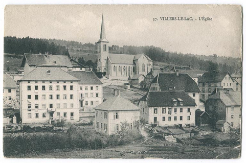37. Villers-le-Lac. - L'Eglise [quartier de l'église, vu du sud], 1er quart 20e siècle [avant 1915]. Le bâtiment, au centre, est partiellement masqué par l'imposante demeure de gauche. © Région Bourgogne-Franche-Comté, Inventaire du patrimoine