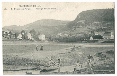 Sécheresse de 1906. 160. - Le Doubs aux Pargots. - Passage de Chaillexon. La barque est du même modèle que la maquette. © Région Bourgogne-Franche-Comté, Inventaire du patrimoine